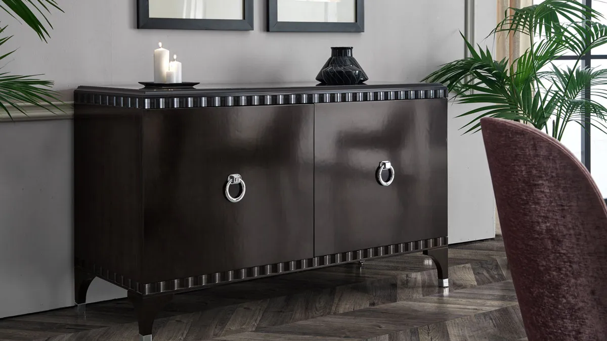 Credenza a due ante in legno scuro con maniglie ad anello cromate
