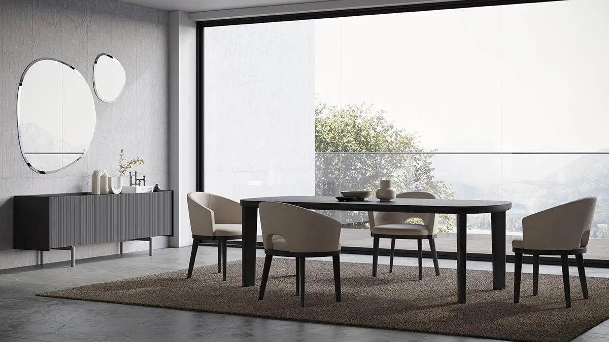 Zona pranzo moderna con ampio tavolo ovalizzato a quattro gambe, circondato da sedie moderne, con madia moderna a quattro ante e specchi. Collezione Evolution by Sevensedie