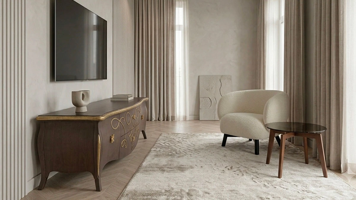 Mobile TV in legno massello intagliato a mano in stile barocco con televisore moderno sul piano. A destra, una piccola poltrona bianca dal design contemporaneo e un tavolino da caff&egrave; rotondo moderno a quattro gambe, esempio di arredamento italiano di lusso.
