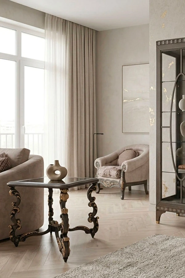 Divano in stile barocco con davanti un tavolino da caff&egrave; rettangolare in legno dallo stile classico, caratterizzato da gambe in legno intagliato. A destra, una credenza in stile contemporaneo, esempio di arredamento italiano di lusso che unisce tradizione e design moderno.
