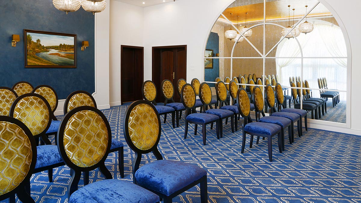 Serie di sedie blu contemporanee Anello realizzate da Sevensedie nella sala delle cerimonie del municipio di Madunice in Slovacchia 