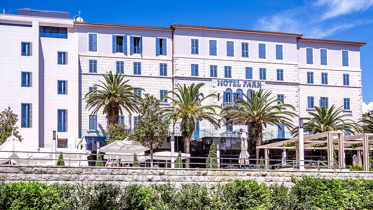 Facciata bianca dell'Hotel Park a Spalato, Croazia 