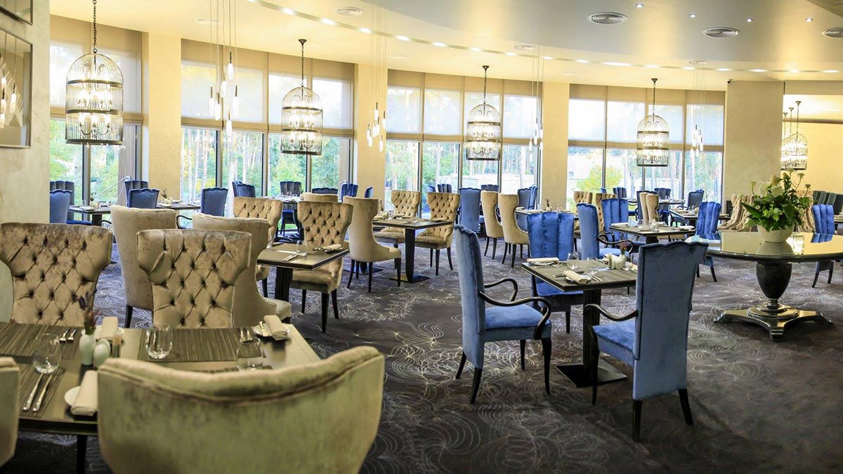 Ingresso del ristorante Mozart nel mezzo della foresta, parte del complesso Grand Admiral Resort & SPA di Irpen, Ucraina 